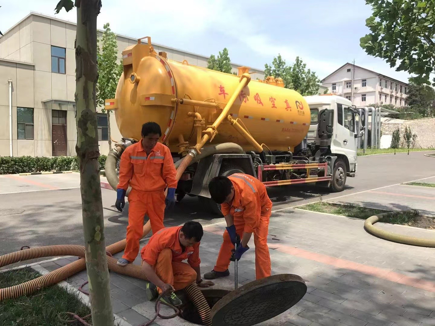 会宁管道疏通车停在窨井附近