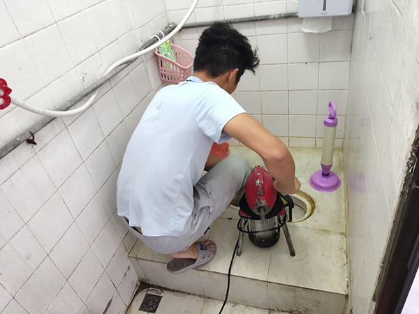 会宁管道堵塞冒臭气 专业师傅现场解决问题